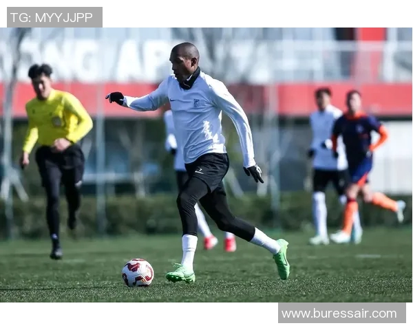 足球明星训练时尚穿搭解析助你提升运动风格与表现