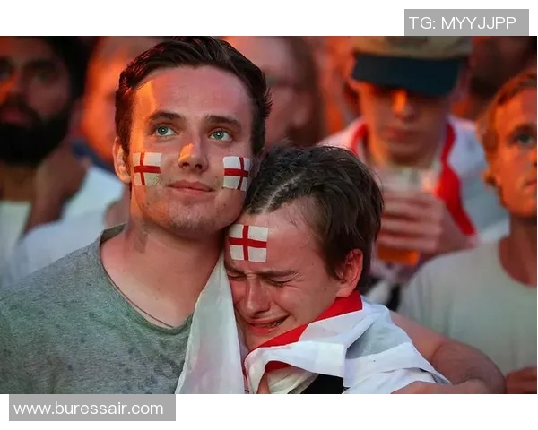 足球明星的悲伤瞬间展现了他们内心的脆弱与坚韧之美